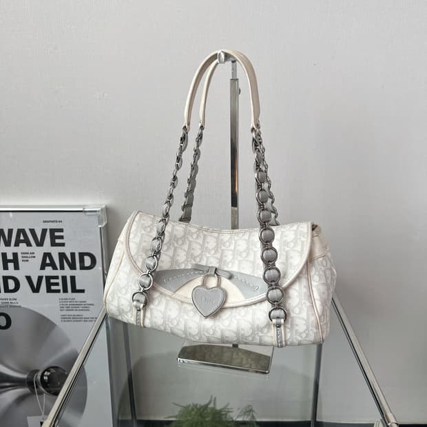 디올 로맨틱 트로터 하트 참 숄더백