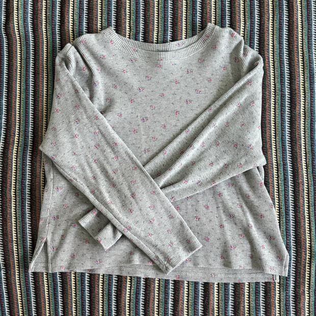 프릴 패턴 그레이 롱슬리브