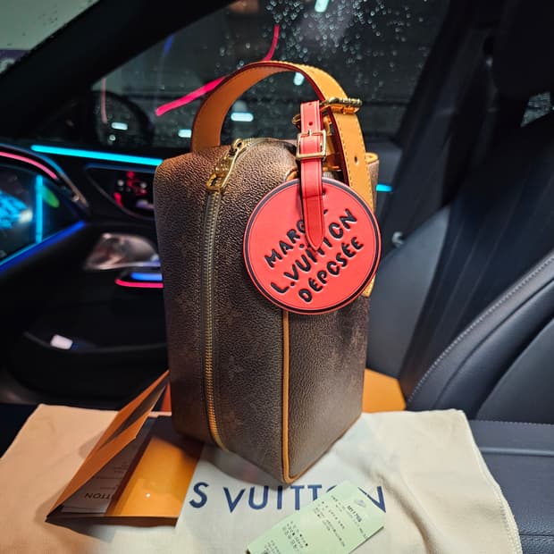 루이비통 퍼렐 한정판 모노그램 더스트 락커 돕키트 클러치백 (새상품)