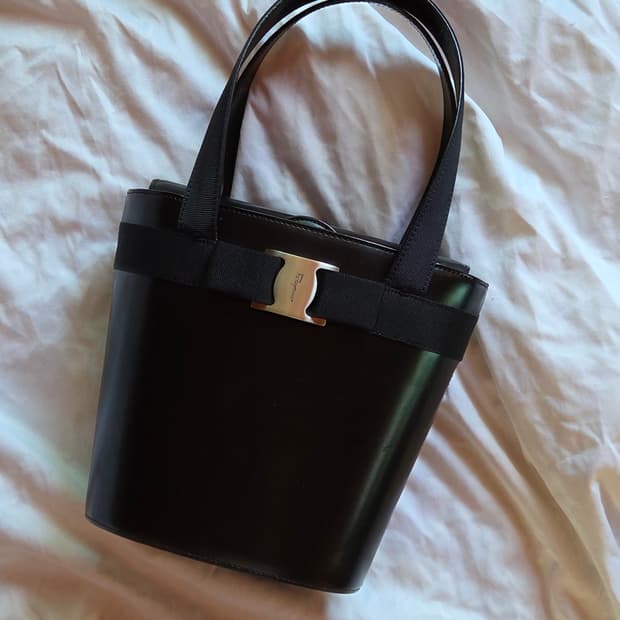 페레가모 바라 리본 버킷백 토트백