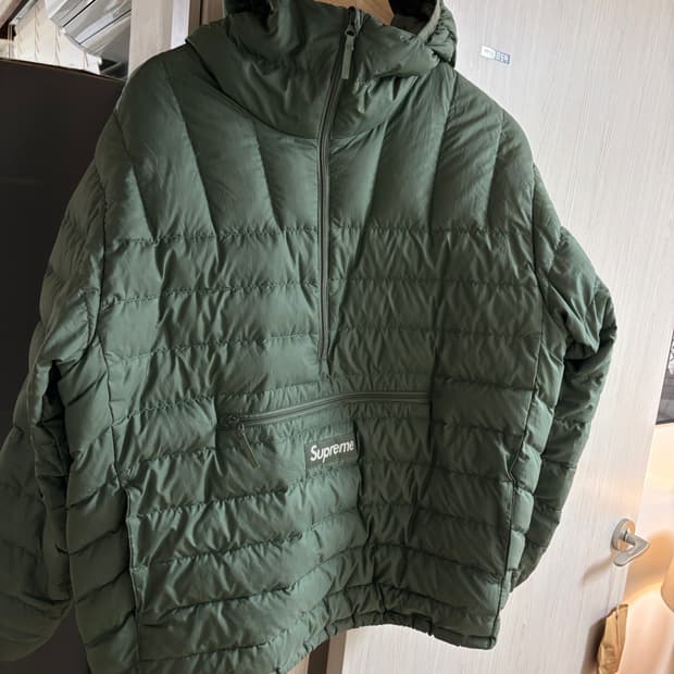슈프림 경량패딩 카키 s사이즈 