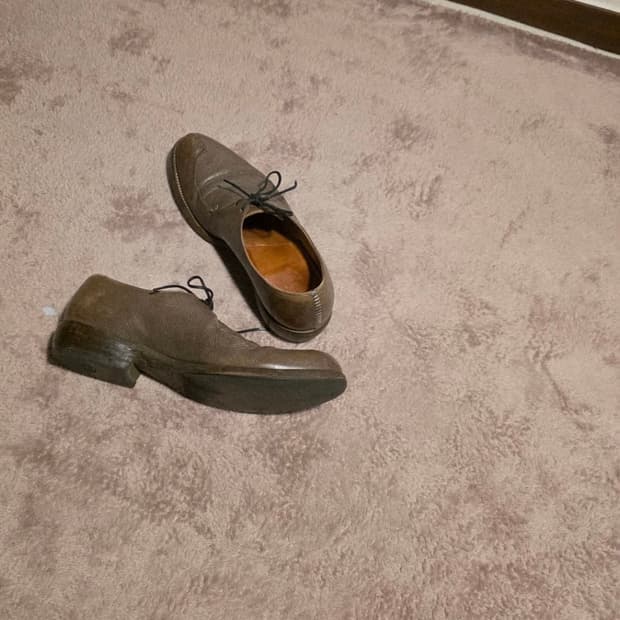 The viridi anne 비대칭 스티치 로퍼