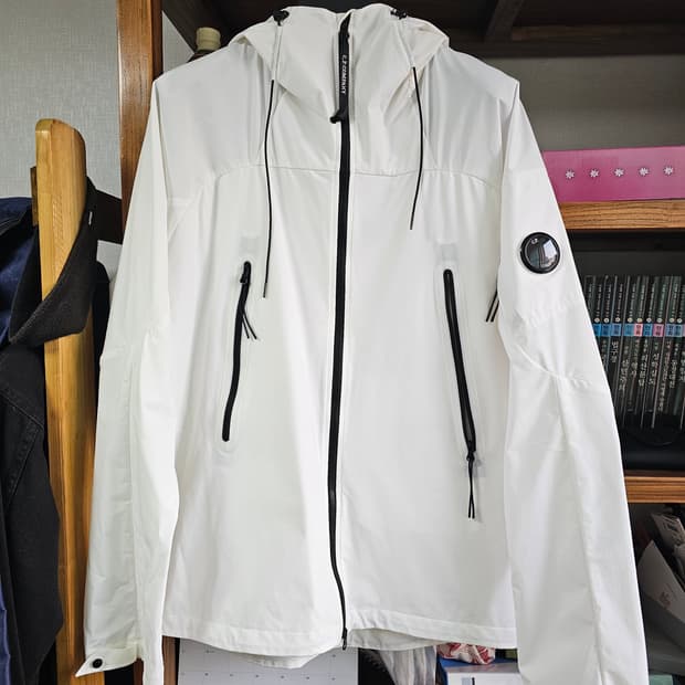 씨피에서 가장 인기 기본 모델 프로텍 CP컴퍼니 화이트 바람막이 팔아요