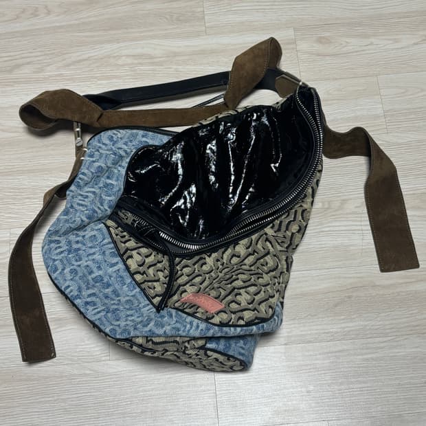 SS23/ 아크네 스튜디오 멀티컬러 데님백