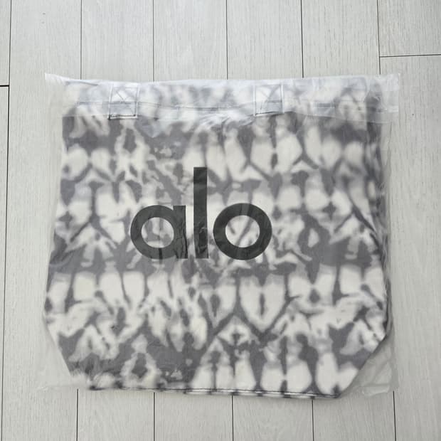 알로요가(alo) 아이코닉 쇼퍼 토트백