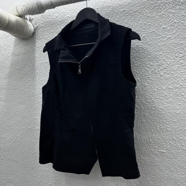 asymmetry carve detail vest 