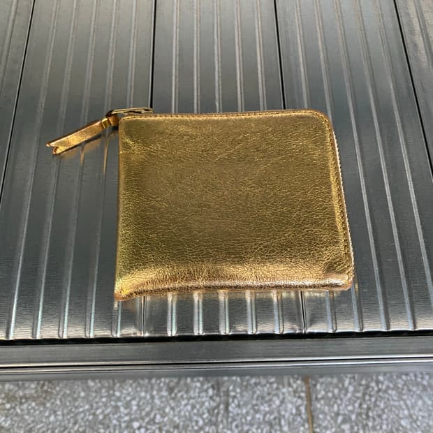 꼼데가르송 메탈릭 골드 지갑