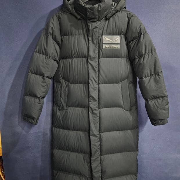 살레와 블랙컬러 남성 90 구스다운 롱패딩 