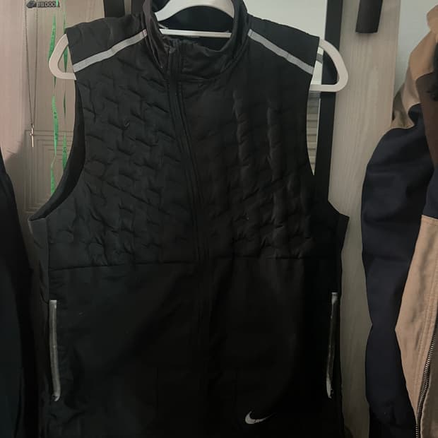 나이키 러닝 에어로프트 운동용 경량 패딩 베스트