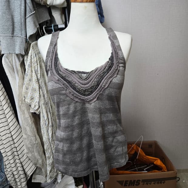 글리터 큐빅 디테일 빈티지 스트라이프 나시 슬리브리스 