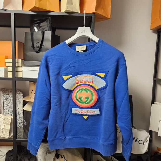 구찌 맨투맨 판매합니다.