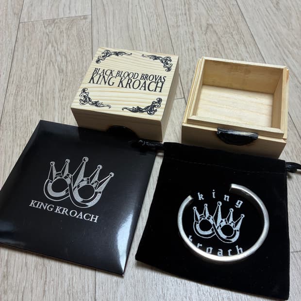 [새상품 풀박스] 킹크로치 블랙 크로스 뱅글 팔찌 M사이즈