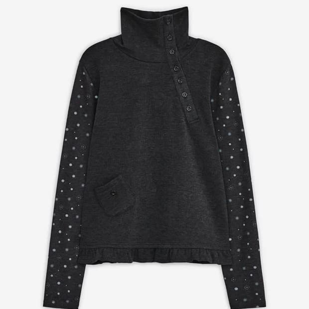 허그유어스킨 플라워 버튼 폴라 탑 차콜 티셔츠 허유스