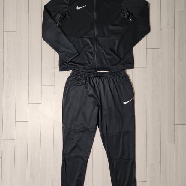 나이키 드라이핏 트레이닝복 상하의 세트 사이즈L

전체적으로 사용감있고 