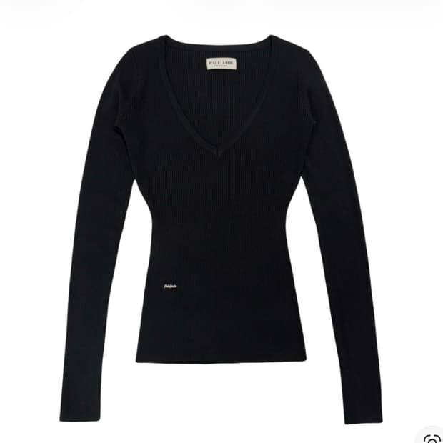 페일제이드 딥 브이 니트 티 블랙 색상 