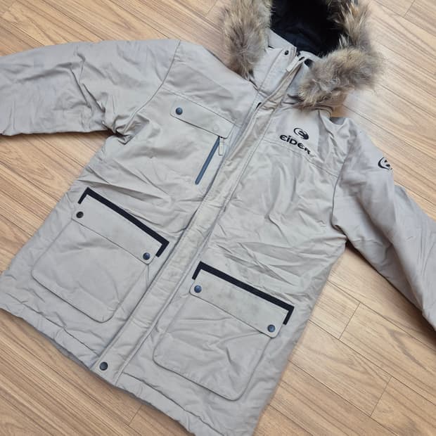 아이더 베이지색 다운 자켓 XL(105) 사이즈입니다. 털 탈부착 가능하