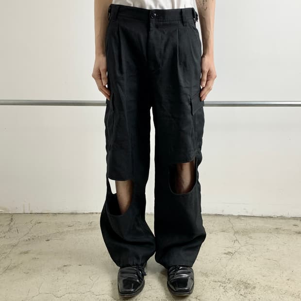 지에다 비대칭 홀 플레어 카고 팬츠