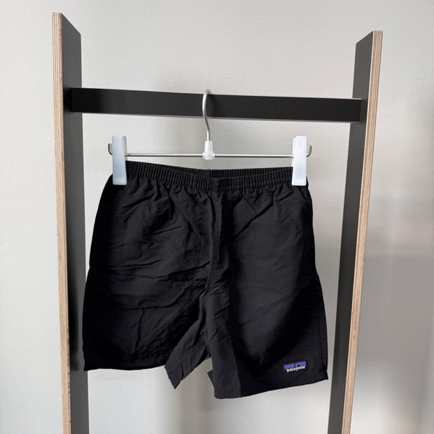 파타고니아 로고 배기스 5인치 쇼츠 블랙