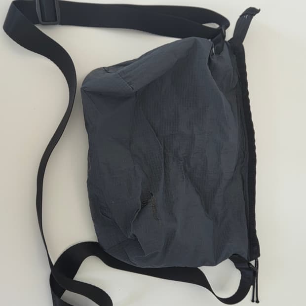 토마스모어 크로스백 차콜