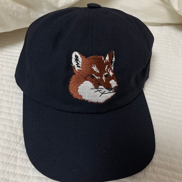 메종키츠네 볼캡 모자