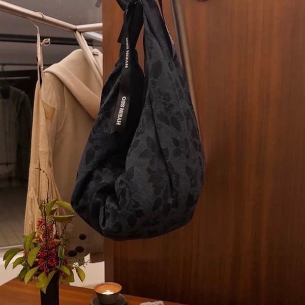 혜인서 트위스트드 숄더백 블루