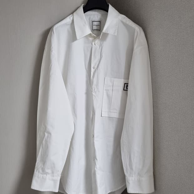 우영미 백로고 셔츠