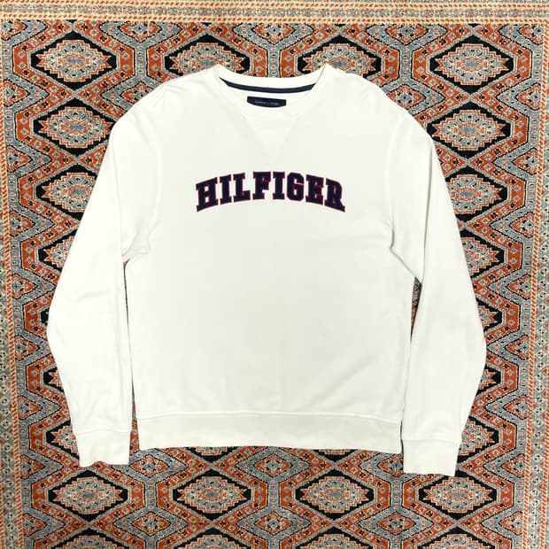 타미힐피거 스펠로고 화이트 맨투맨 남성S