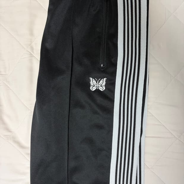 [M]니들스 트랙팬츠 검흰 스트레이트 핏