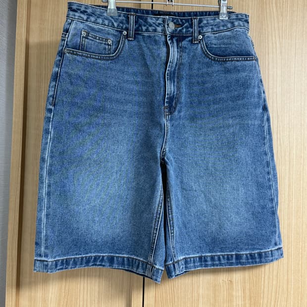 무신사 스탠다드  데님 버뮤다 팬츠 판매합니다.
