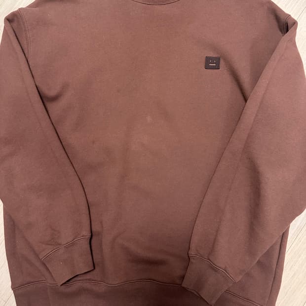 아크네 맨투맨 브라운