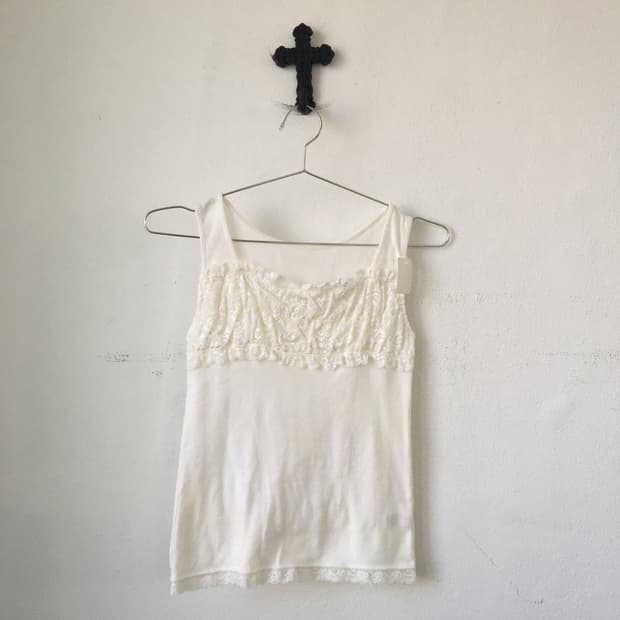 Lace point sleeveless