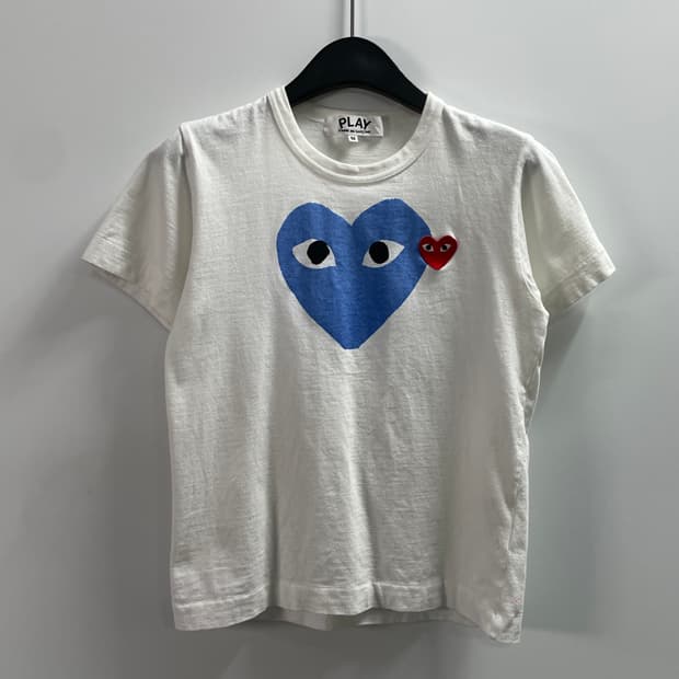 꼼데가르송 우먼스 와펜 프린팅 반팔티 (on.82)