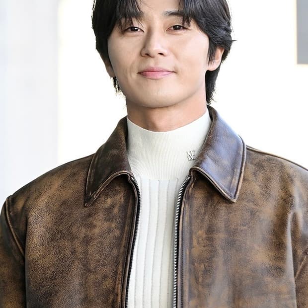 [노이스] 로고 리브드 하이넥 니트탑 M