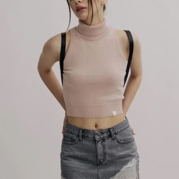 쓰리타임즈 터틀넥 백리스 탑