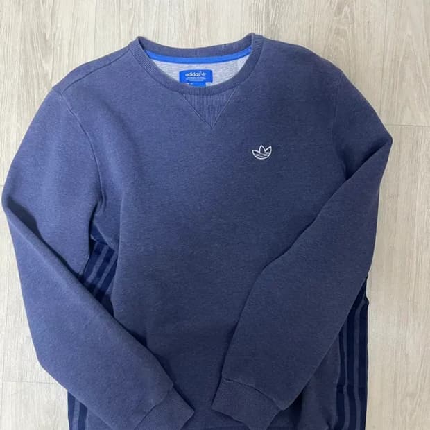 아디다스 블루 삼선 맨투맨 티셔츠