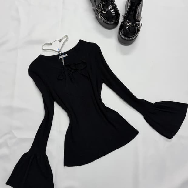 공겜여주 로맨틱고스 블랙 골지 플레어 소매 탑 단품