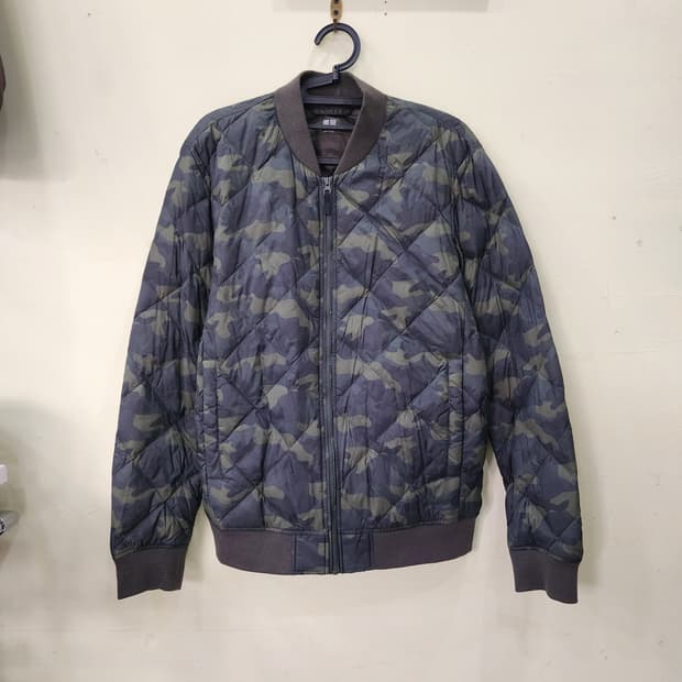 [105] 유니클로 카모 퀼팅 점퍼 (카키 카모)