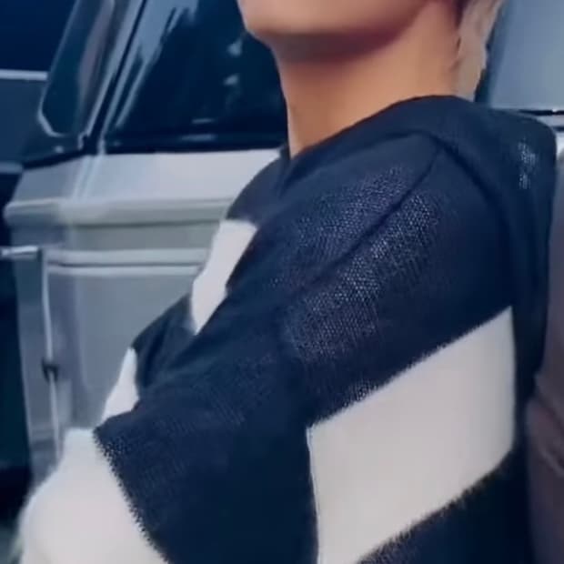 써네이 스트라이프 니트 후드 - 블랙:화이트