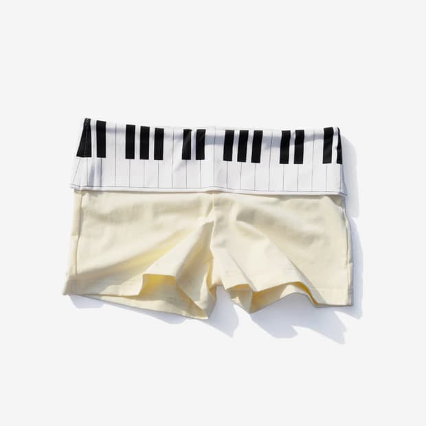 Praying piano shorts M