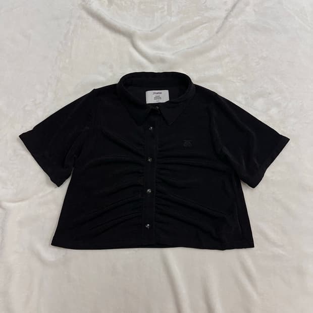 (M)JOUETIE 셔링 실키 크롭 셔츠 블랙