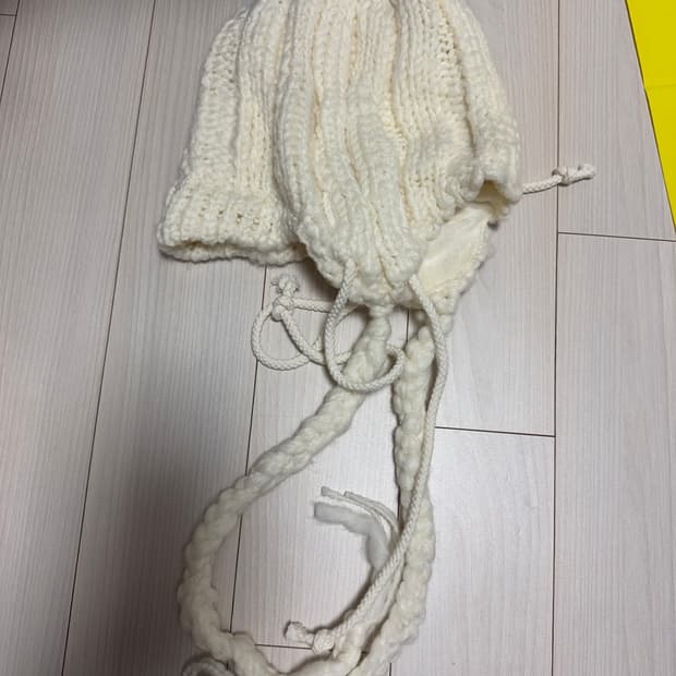 오호스 브레이디드 이어플랩 비니 아이보리