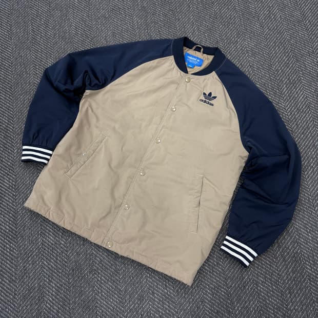 아디다스 바시티 누빔 자켓 베이지배색