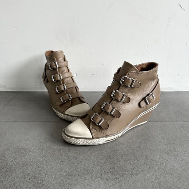 Ash 베이지 버클 레더 웨지 스니커즈