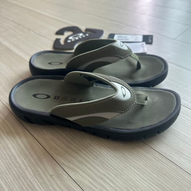 [새상품]오클리 쪼리 240사이즈(카키색)