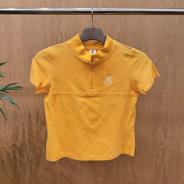 꾸레쥬 크롭 반팔 티셔츠 로고 자수 하프넥 절개 라인 디테일 오렌지