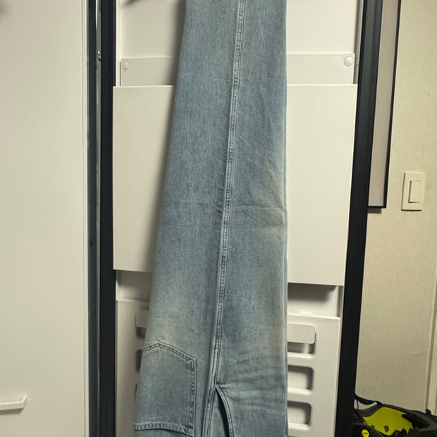 포터리 원워시드 컴포트 데님 라이트블루 3사이즈 팝니다.