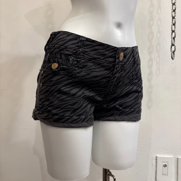 지브라 패턴 금장 버튼 그레이 숏팬츠 갸루
