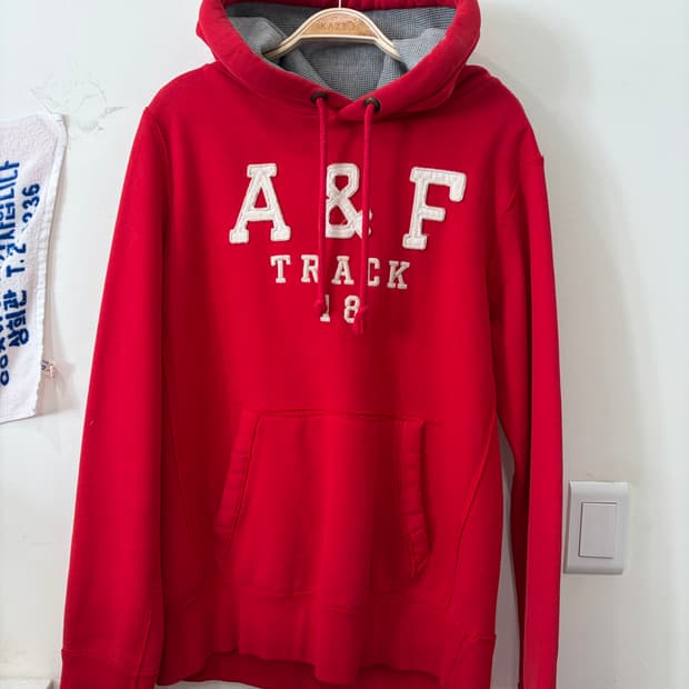 87. 아베크롬비 후드티 레드