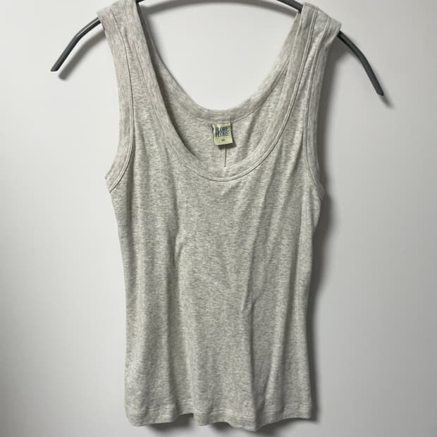 sleeveless top