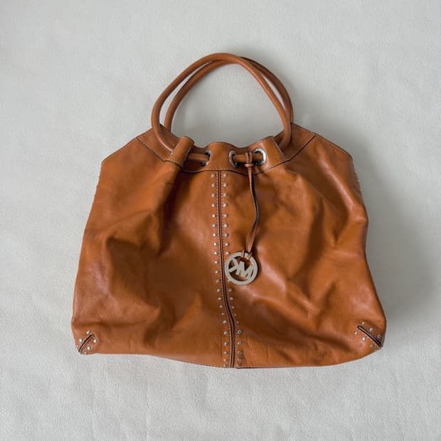 마이클코어스(MICHAEL KORS) 스터드 레더백